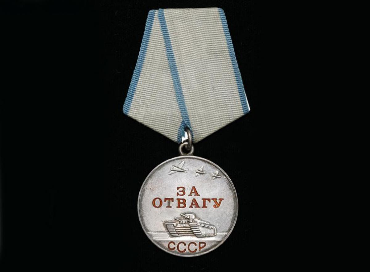 Нашли медаль за отвагу. Медаль за отвагу ВОВ. Медаль за отвагу СССР ВОВ. Медаль за отвагу СССР 1943. Медаль за отвагу Вики.