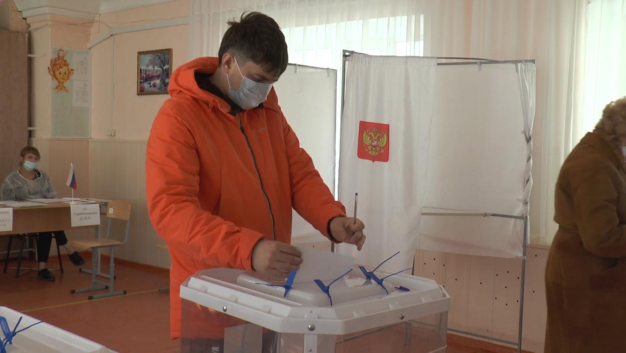 Явка на голосовании в Ставропольском крае. Фото с выборов возле кабинок. Кабинка 1 на выборах. Картинка избирательного участка возле кабинок.