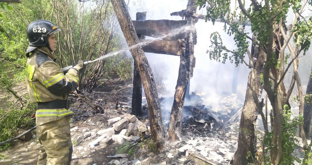 В Карталинском районе одновременно тушили два очага возгорания